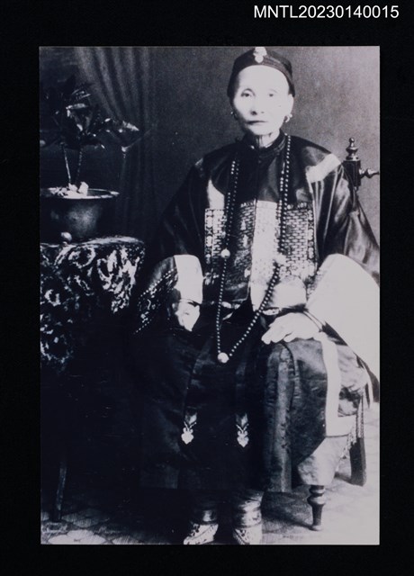 主要名稱：賴楊儀坐姿官服照（翻拍照）圖檔，第1張，共3張