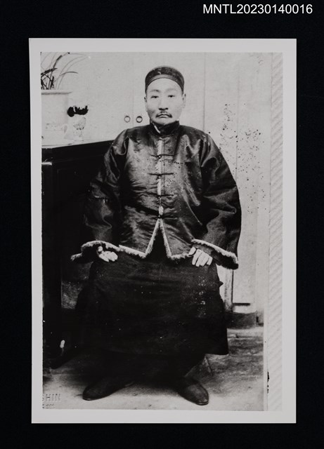 主要名稱：賴世觀坐姿照（翻拍照）圖檔，第1張，共1張