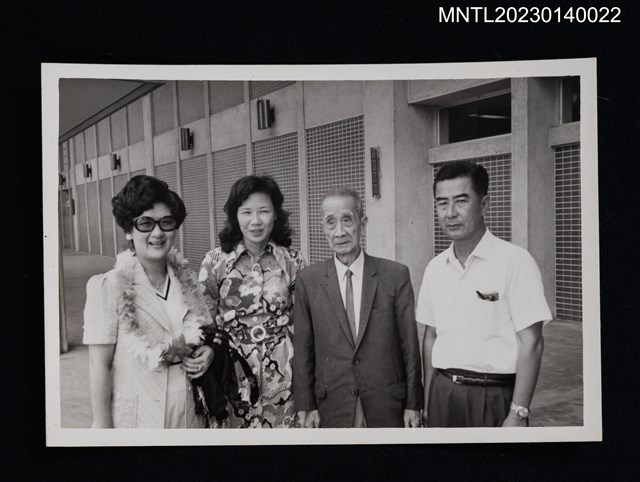 主要名稱：賴子清與長子二女三女合照圖檔，第1張，共1張