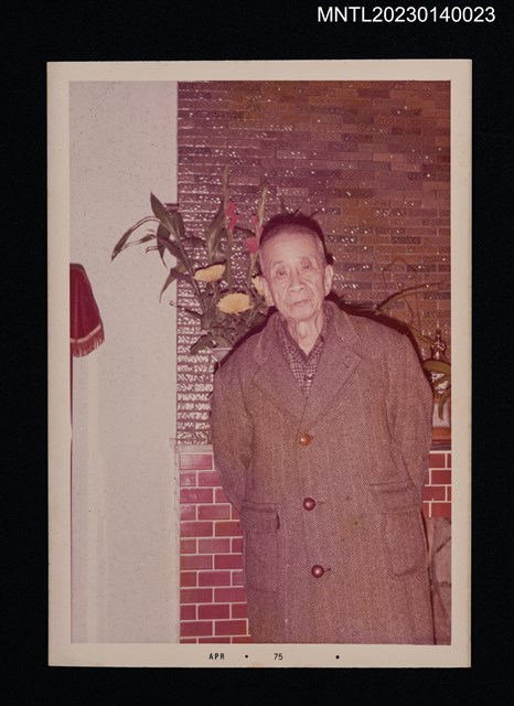 主要名稱：賴子清穿著大衣外套獨照圖檔，第1張，共1張