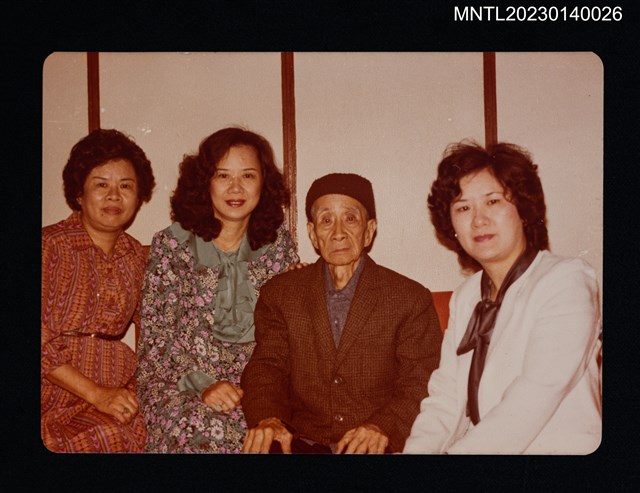 主要名稱：賴子清與長女二女三女合照圖檔，第1張，共1張