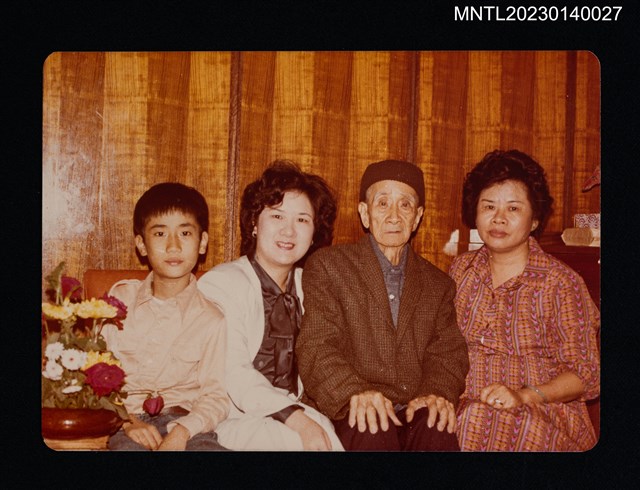 主要名稱：賴子清與長女三女及孫子合照圖檔，第1張，共1張