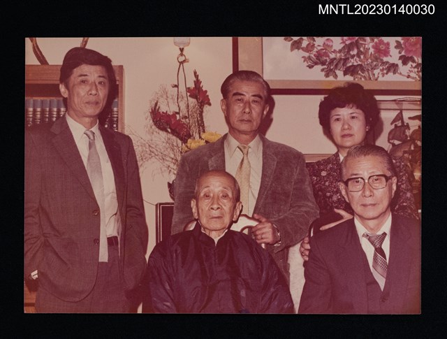 主要名稱：賴子清與長子次子三子三女合照圖檔，第1張，共1張