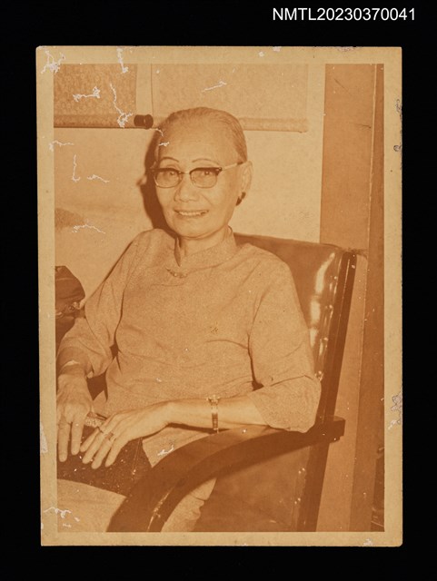 主要名稱：蘇鑾晚年時期坐於室內半身獨照圖檔，第1張，共1張
