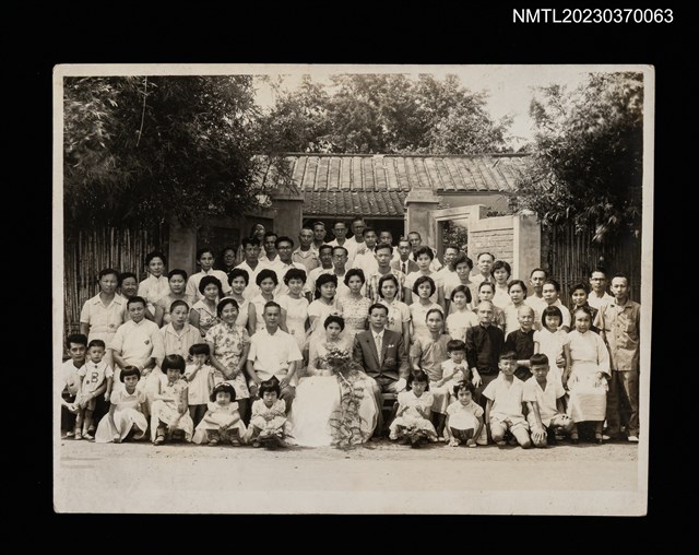 主要名稱：蘇鑾於蔡長嘉、洪文珠婚禮之家族合影（1950）圖檔，第1張，共1張