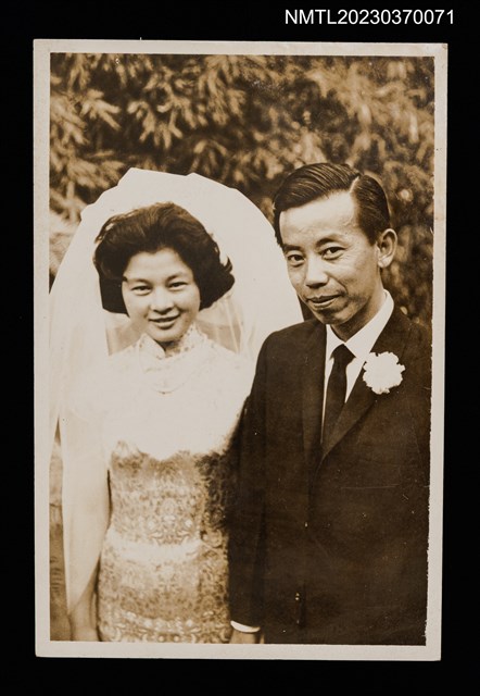 主要名稱：新郎新娘結婚紀念合照圖檔，第1張，共1張