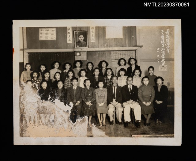 主要名稱：嘉義縣婦女會手藝講習班開學紀念合照（1952-04-10）圖檔，第1張，共1張