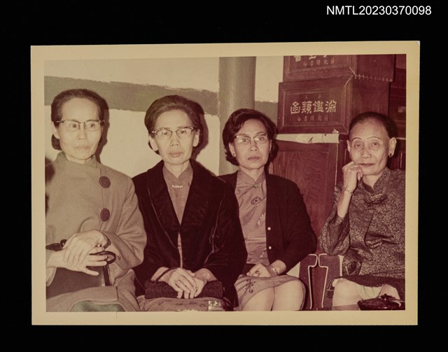 主要名稱：蘇鑾與3名友人於室內合照圖檔，第1張，共1張