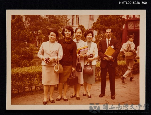 主要名稱：琦君與林海音、潘人木、華霞菱、林良於第一屆中華兒童叢書金書獎頒獎活動合照的藏品圖