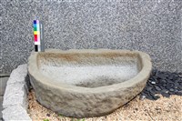 藏品(半圓型石製豬飼槽)的圖片