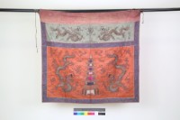 藏品(橘緞地鑲紫邊盤金彩繡龍紋桌圍 )的圖片