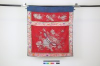 藏品(紅綢地鑲花邊盤金彩繡吉祥如意紋桌圍)的圖片