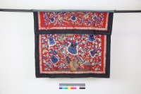 藏品(紅綢地鑲黑邊彩繡鳳凰花卉紋桌圍)的圖片