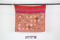 藏品(桃紅地串珠蕾絲拼 縫花紋桌圍)的圖片