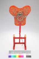 藏品(橘緞地蟠龍紋掌扇擺飾組)的圖片