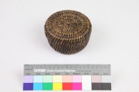 藏品(圓形藤編蓋盒)的圖片