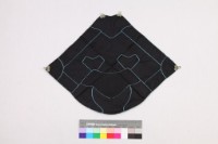 藏品(黑棉地藍線繡肚兜)的圖片