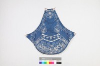 藏品(藍棉地鎖鏈繡花鳥圖肚兜)的圖片