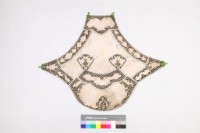 藏品(白綢地棕線繡拐子龍紋肚兜)的圖片