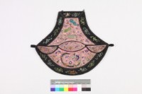 藏品(粉紅綢地彩繡龍紋肚兜)的圖片