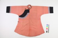 藏品(粉橘綢地貼飾壽字紋繡帶 大襟衫)的圖片