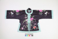 藏品(黑緞地鑲淡青邊彩繡牡丹紋對襟女短褂)的圖片