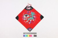 藏品(紅緞地彩繡獅子戲球紋肚兜)的圖片