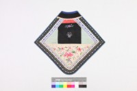 藏品(綠白緞地彩繡花蝶紋肚兜)的圖片