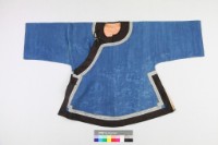 藏品(藍綢地貼飾菱形紋繡帶女童 大襟衫)的圖片