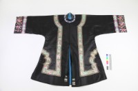 藏品(黑緞地彩繡緄邊挖雲對襟女褂)的圖片