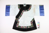 藏品(白綢地貼飾花卉繡帶大襟衫)的圖片