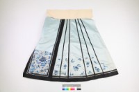 藏品(水藍綢地彩繡牡丹花卉馬面裙)的圖片