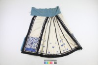 藏品(白綢地藍線繡牡丹花卉 馬面裙)的圖片