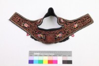 藏品(黑絨地盤金彩繡回紋鳳蝶佛手圖短圈)的圖片