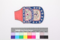 藏品(白緞地彩繡花鳥紋單面方形荷包)的圖片