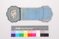 藏品(淡藍地雲型彩繡人物魚紋褡褳荷包)的圖片