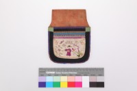 藏品(白緞地彩繡人物花卉紋單面方形荷包)的圖片