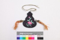 藏品(黑緞地彩繡花鳥紋葫蘆形配飾)的圖片