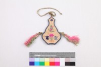 藏品(米白地納紗繡花卉 紋葫蘆形配飾)的圖片