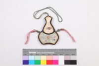 藏品(緞地彩繡花魚盤長紋葫蘆形配飾)的圖片