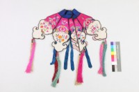 藏品(粉白地納紗彩繡花鳥紋如意雲頭形雲肩)的圖片