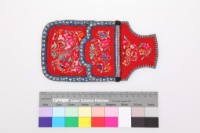 藏品(紅緞地彩繡鳳凰花卉紋單面方形荷包)的圖片