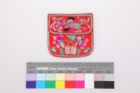 藏品(紅緞地彩繡花鳥獸紋雙面方形荷包)的圖片