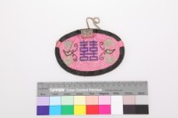 藏品(粉紅地納紗繡雙喜蝴蝶紋橢圓形荷包)的圖片