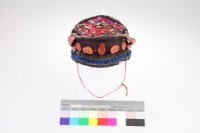 藏品(黑棉地彩繡花卉紋平頂童帽)的圖片