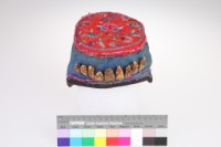 藏品(紅藍提花布彩繡花鳥紋八仙平頂童帽)的圖片