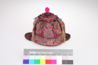 藏品(大紅地打籽繡花卉紋附耳套童帽)的圖片