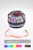 藏品(黑緞地納紗繡人物紋童帽)的圖片