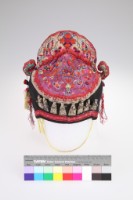 藏品(白紫地彩繡花蝶紋八仙狀元童帽)的圖片