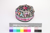 藏品(黑緞地彩繡八卦童帽)的圖片